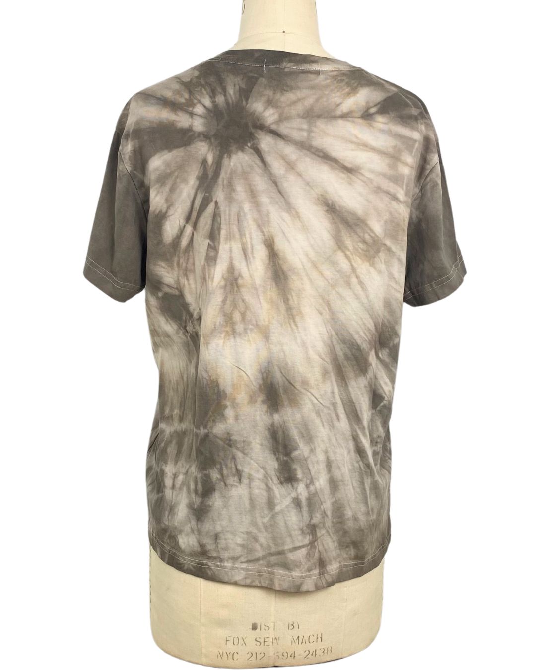Beautiful t shirt in a sophisticated brown color with floral tie and dye motifs back view
