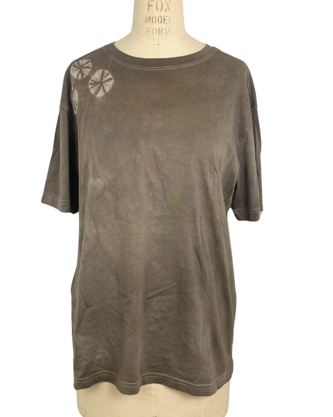 Beautiful t shirt in a sophisticated brown color with sand dollar motifs front view